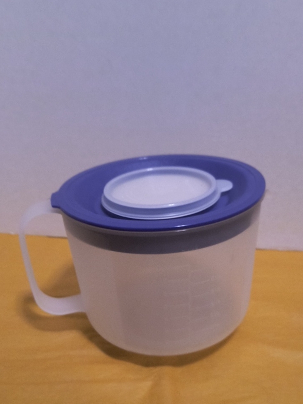 Tupperware 8 Cup  Measuring Mixing Bowl with Pour Spout B9